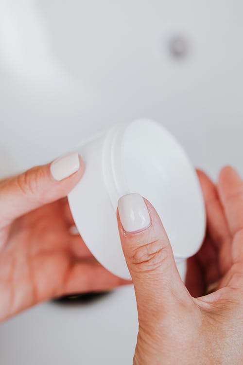 White Spots on Nails: Causes and Treatment Options